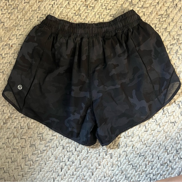 Lululemon hotty hot shorts - black camo - size 6 - Picture 2 of 5